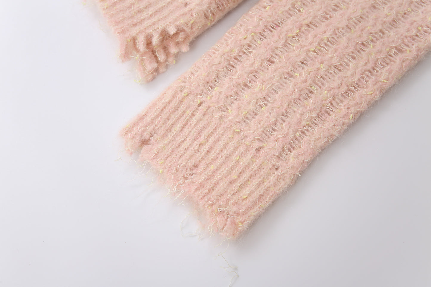OPEN KNIT SWEATER WITH NECKALCE PINK